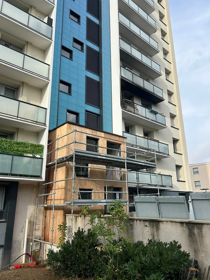 SACVL Lyon 03, chantier, échafaudage au niveau de l'entrée